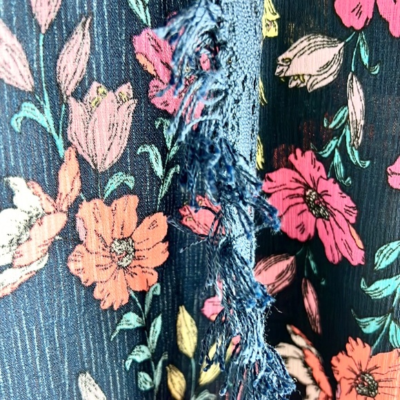 WONDER NATION | 💐 Floral Print Fringe Hem Cardigan Style Shrug - Picture 3 of 5